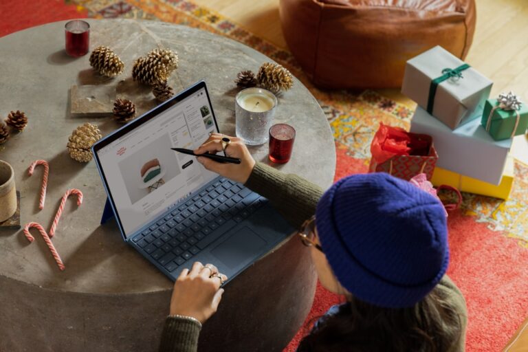E-Commerce Kampagne zur Weihnachtszeit mit Laptop und Online-Shopping
