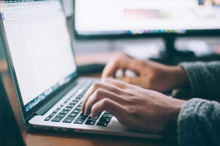 Sichtbarkeit von E-Commerce-Inhalten in klassischer Suche und KI-Suche