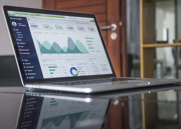 Laptop mit Analytics-Dashboard als Symbol für digitale Verkaufsprozesse